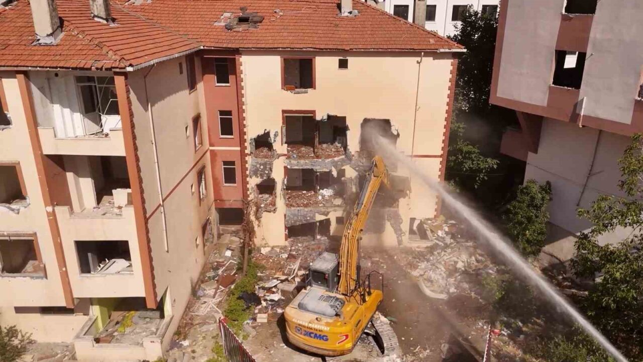 Büyükçekmece’de 4 bloktan oluşan 48 bağımsız konutun yıkımı başladı 20 Bülten Medya -