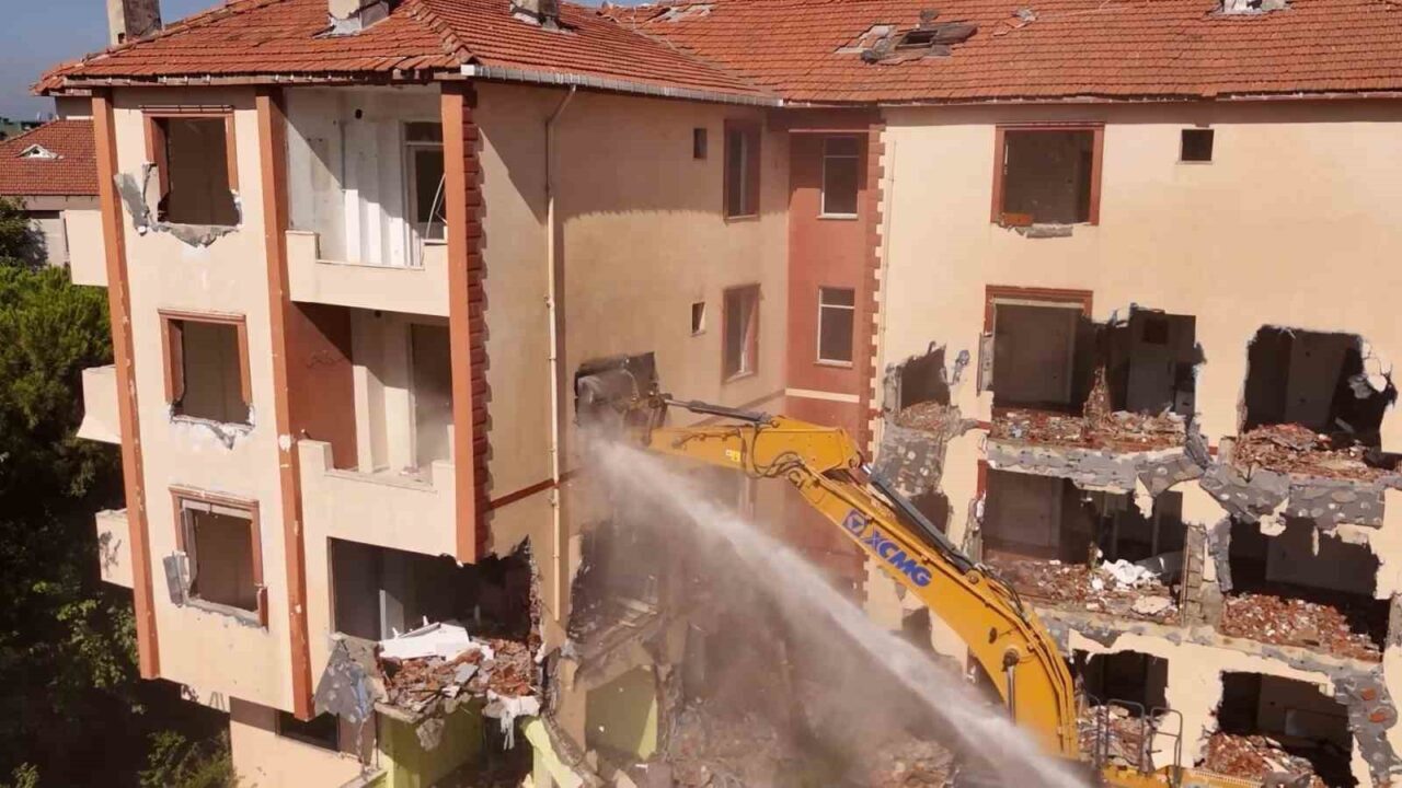 Büyükçekmece’de 4 bloktan oluşan 48 bağımsız konutun yıkımı başladı 16 Bülten Medya -