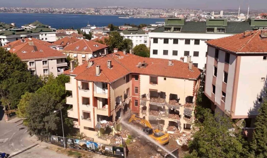 Büyükçekmece’de 4 bloktan oluşan 48 bağımsız konutun yıkımı başladı İstanbul’un Büyükçekmece ilçesinde muhtemel depremde yıkılma tehlikesi bulunan 4 bloktan