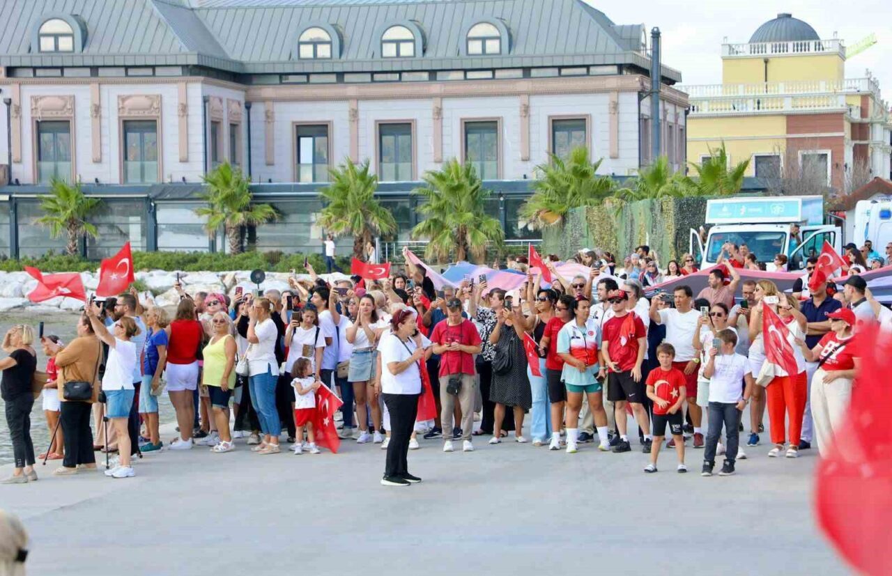 Büyükçekmece’de denizde 660 metrekarelik Türk bayrağı açıldı 21 Bülten Medya -