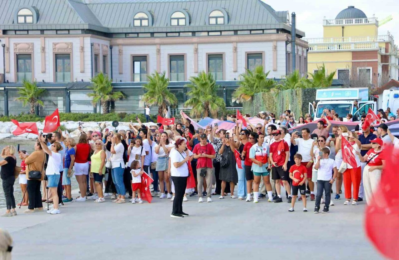 Büyükçekmece’de denizde 660 metrekarelik Türk bayrağı açıldı 19 Bülten Medya -
