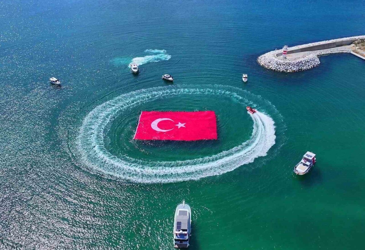 Büyükçekmece’de denizde 660 metrekarelik Türk bayrağı açıldı 22 Bülten Medya -