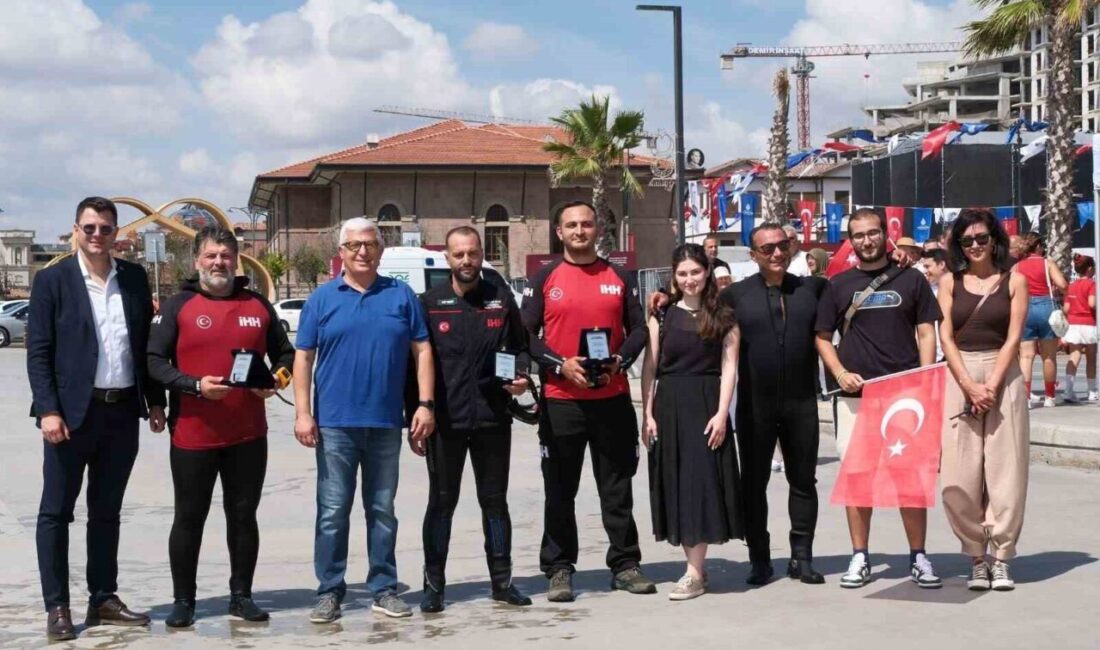 Büyükçekmece’de denizde 660 metrekarelik Türk bayrağı açıldı 30 Ağustos Zafer Bayramı’nın 104’üncü yıl dönümü dolayısıyla Büyükçekmece Körfezi’nde