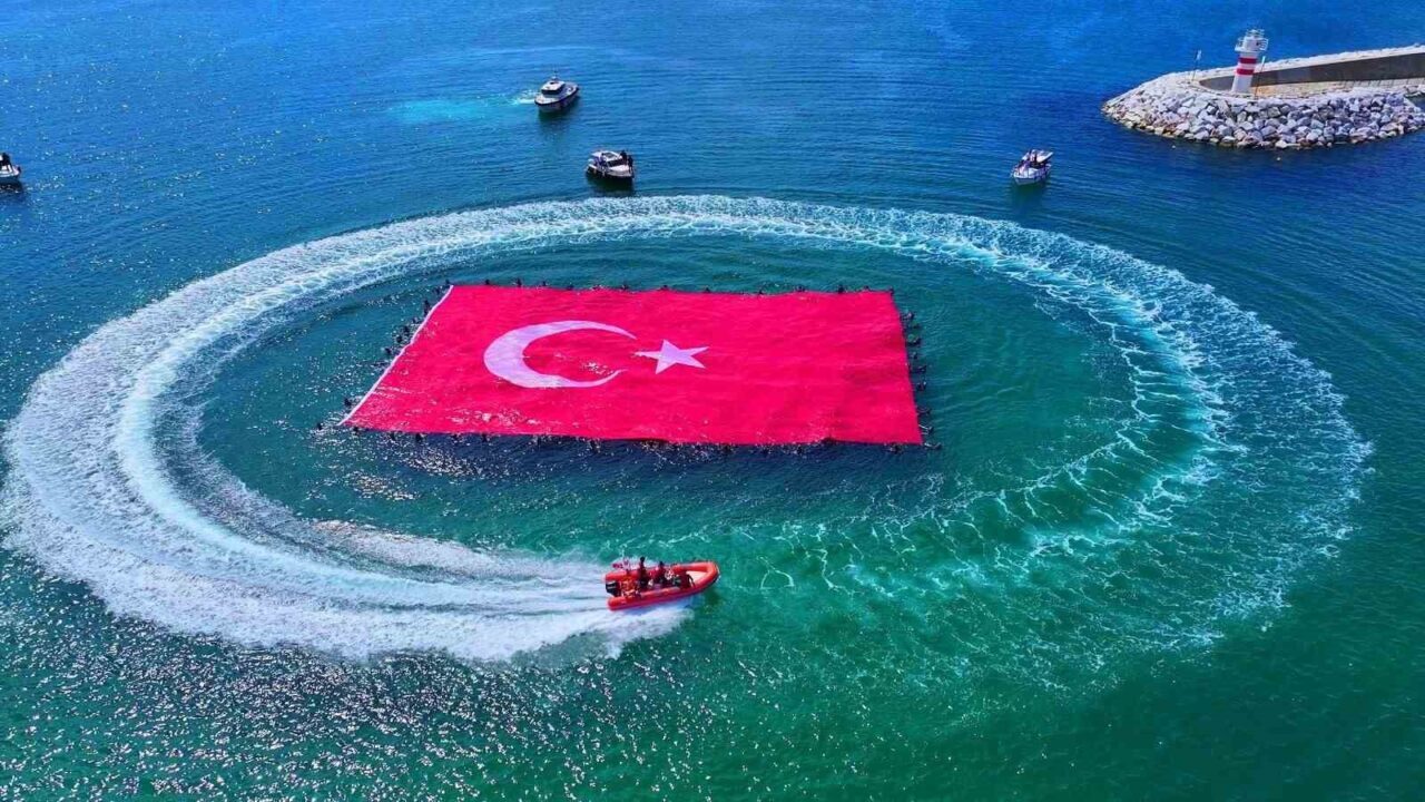 Büyükçekmece’de denizde 660 metrekarelik Türk bayrağı açıldı 23 Bülten Medya -