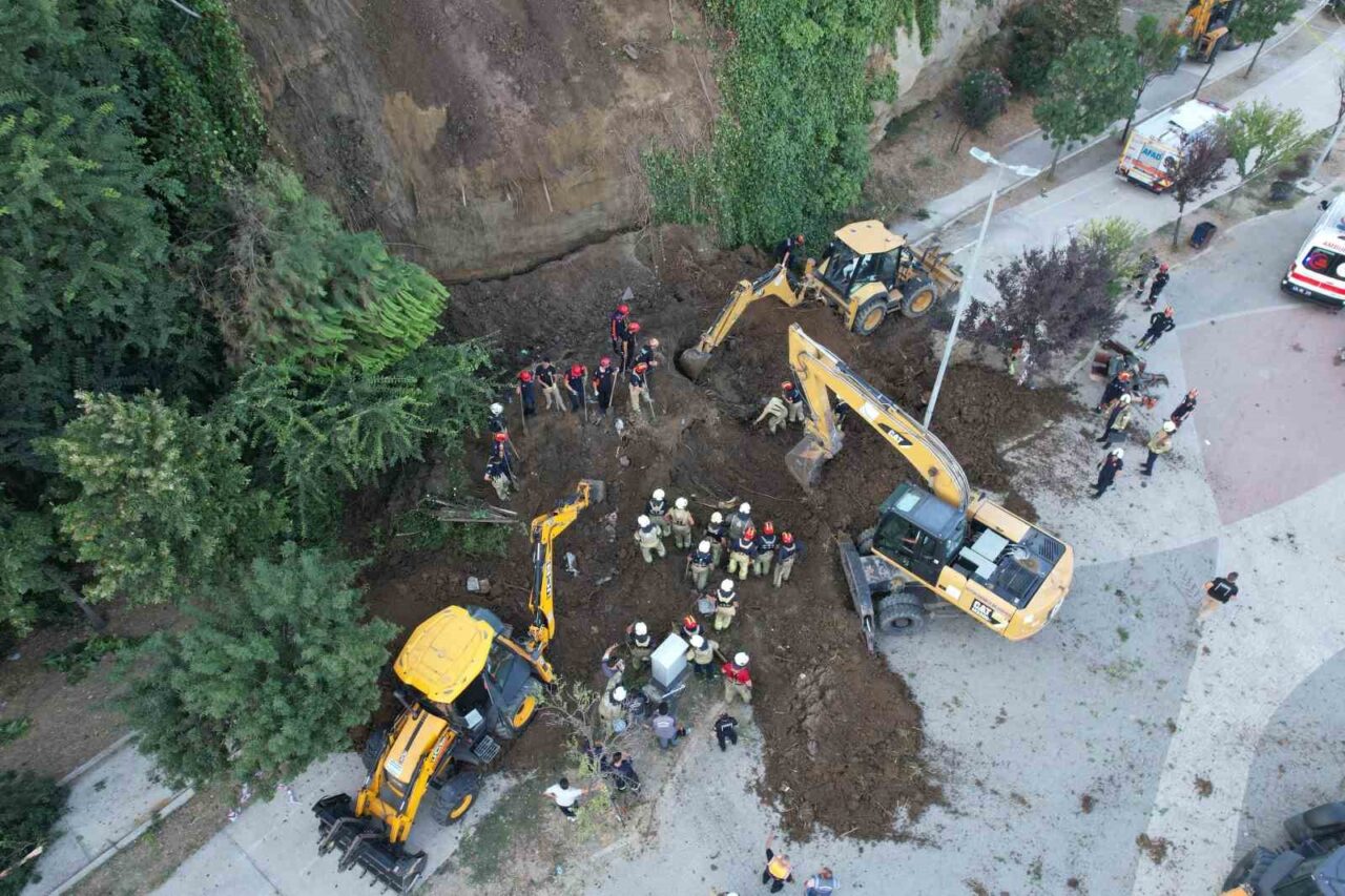 Büyükçekmece Mimar Sinan Sahil’de meydana gelen toprak kaymasında 2 kişinin