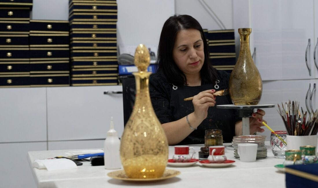 Camda hayat bulan asırlık sanat! Bursa Büyükşehir Belediyesi’nin Cam Atölyesi’nde geleneksel Türk cam süsleme sanatı,