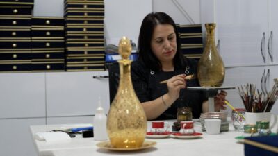 Bursa Büyükşehir Belediyesi’nin Cam Atölyesi’nde geleneksel Türk cam süsleme sanatı,