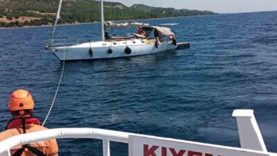 Çanakkale Boğazı’nda sürüklenen ve içinde 4 kişinin bulunduğu tekne Kıyı