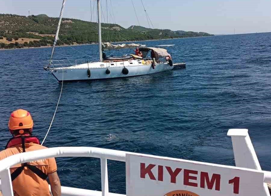 Çanakkale Boğazı’nda sürüklenen ve içinde 4 kişinin bulunduğu tekne Kıyı