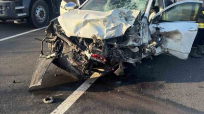 Çanakkale’nin Bayramiç ilçesinde 2 otomobilin kafa kafaya çarpıştığı kazada 1