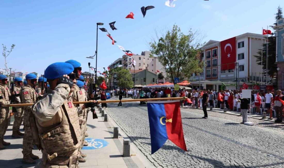 Çanakkale’de 30 Ağustos Zafer Bayramı coşkuyla kutlandı Çanakkale’de 30 Ağustos Zafer Bayramı dolayısıyla tören düzenlendi. Cumhuriyet Meydanı’ndaki