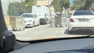 Çanakkale'de saatte 70 kilometreye ulaşan şiddetli rüzgar, çöp konteynerlerini yola