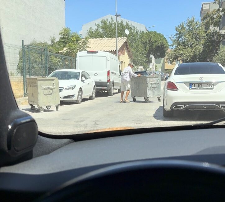 Çanakkale'de saatte 70 kilometreye ulaşan şiddetli rüzgar, çöp konteynerlerini yola