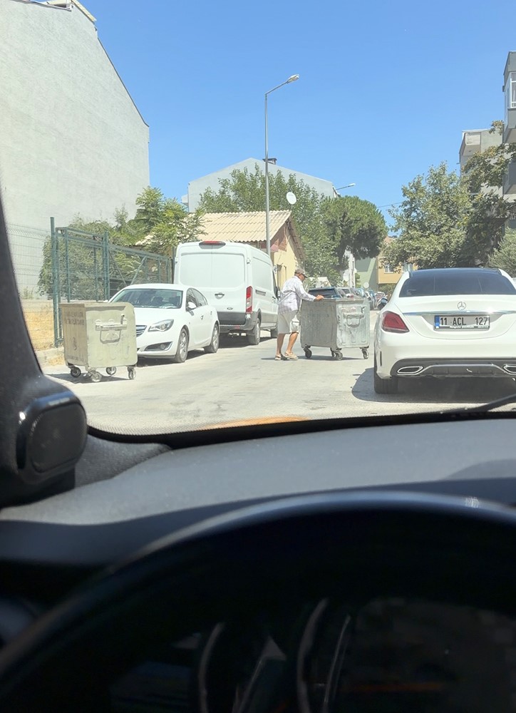Çanakkale'de saatte 70 kilometreye ulaşan şiddetli rüzgar, çöp konteynerlerini yola