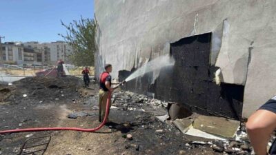 Çanakkale’de otluk alanda çıkan yangında ev ve arabalar yanmaktan son