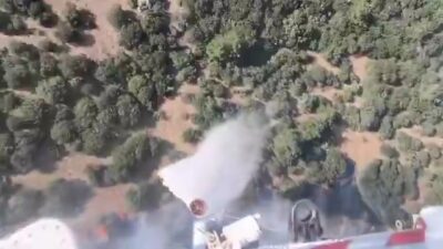 Çanakkale’nin Bayramiç ilçesinde ormanlık alanda çıkan yangına ekiplerin havadan ve