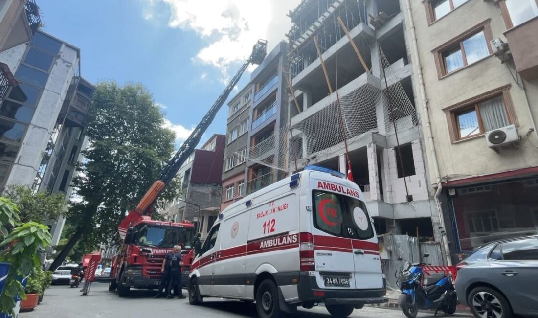 Çatıdaki çıplak şahıs intihar paniğine neden oldu: Turist olduğu ortaya çıktı İstanbul Beyoğlu’nda bir binanın çatı katında çıplak bir kişiyi gören