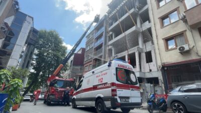 İstanbul Beyoğlu’nda bir binanın çatı katında çıplak bir kişiyi gören