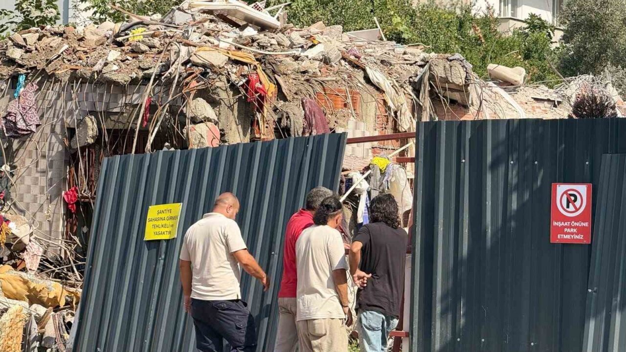 Çatırdayan bina yıkıldı, eşyalarını bile alamadılar 35 Bülten Medya -