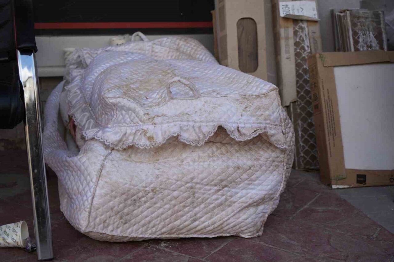 Çatırdayan bina yıkıldı, eşyalarını bile alamadılar 38 Bülten Medya -