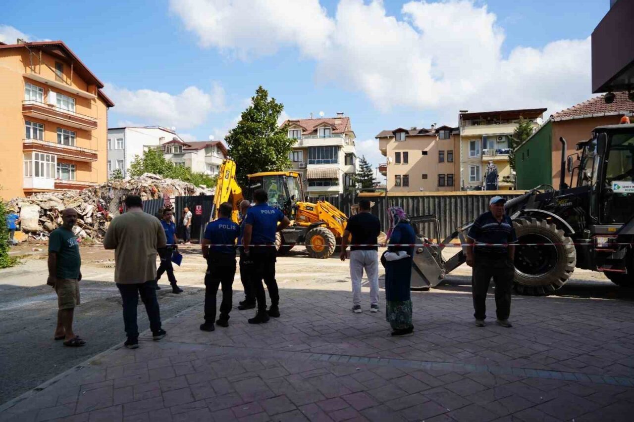 Çatırdayan bina yıkıldı, eşyalarını bile alamadılar 39 Bülten Medya -