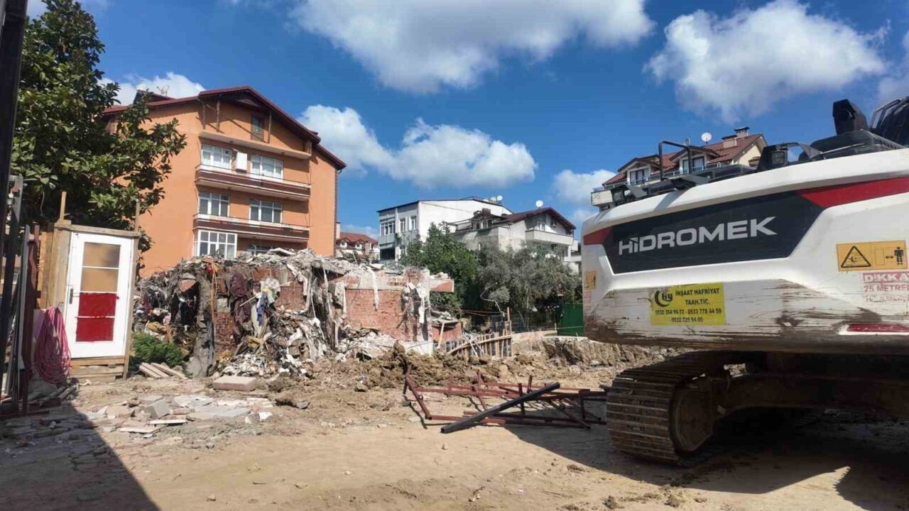 Çatırdayan bina yıkıldı, eşyalarını bile alamadılar 42 Bülten Medya -