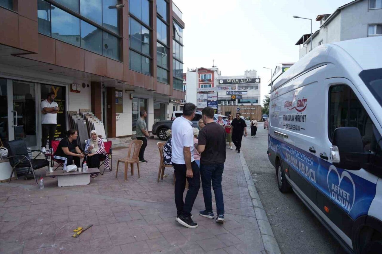 Çatırdayan bina yıkıldı, eşyalarını bile alamadılar 40 Bülten Medya -