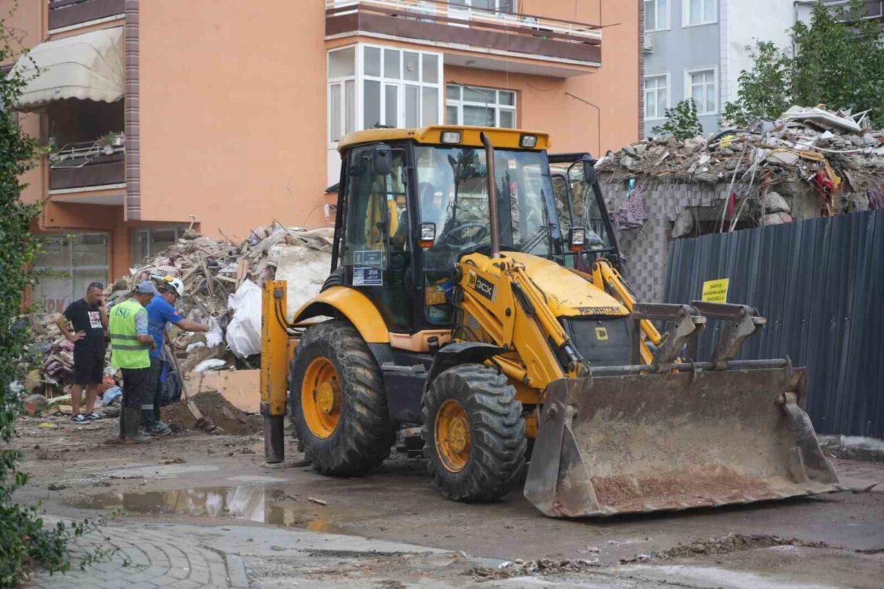 Çatırdayan bina yıkıldı, eşyalarını bile alamadılar 41 Bülten Medya -