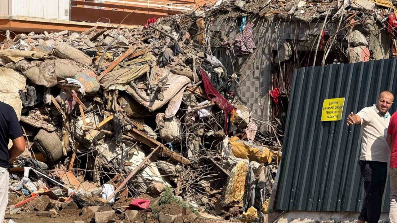 Çatırdayan bina yıkıldı, eşyalarını bile alamadılar 36 Bülten Medya -