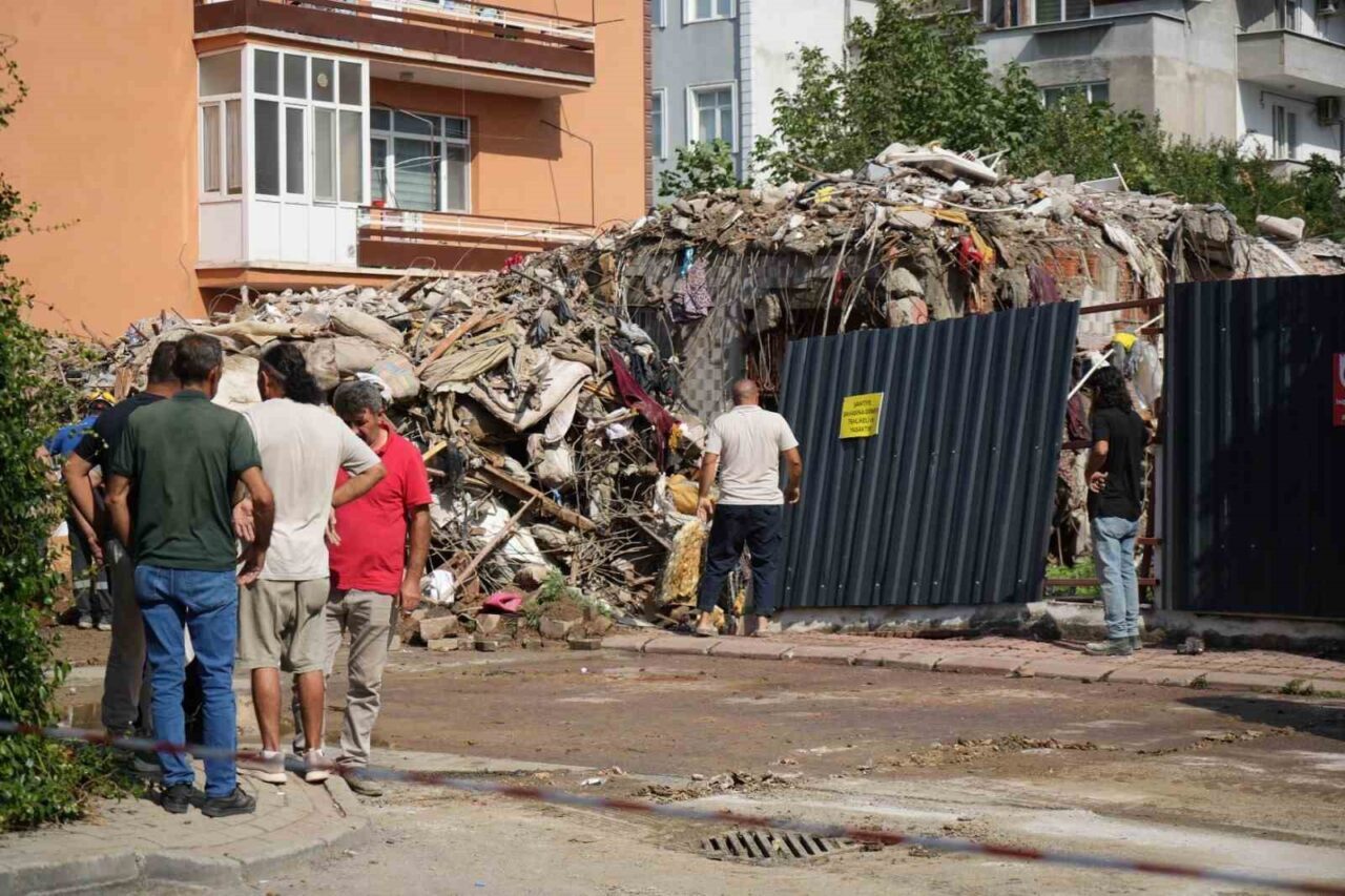 Çatırdayan bina yıkıldı, eşyalarını bile alamadılar 37 Bülten Medya -