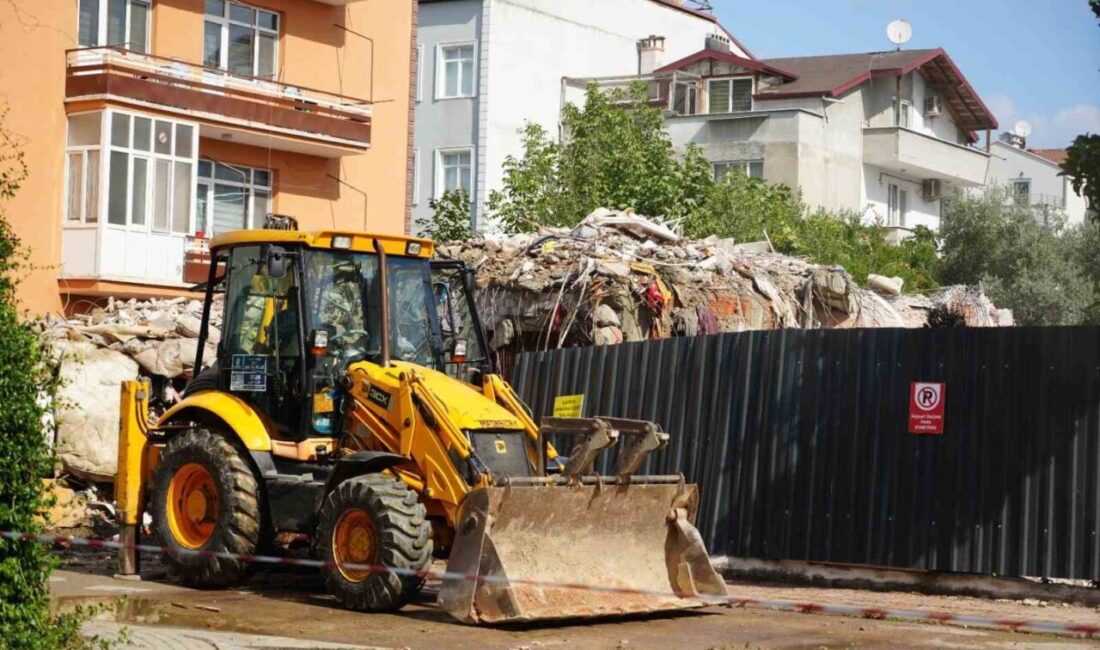 Çatırdayan bina yıkıldı, eşyalarını bile alamadılar Kocaeli’nin İzmit ilçesinde gece saatlerinde binalarından gelen çatırdama sesleriyle uyanan