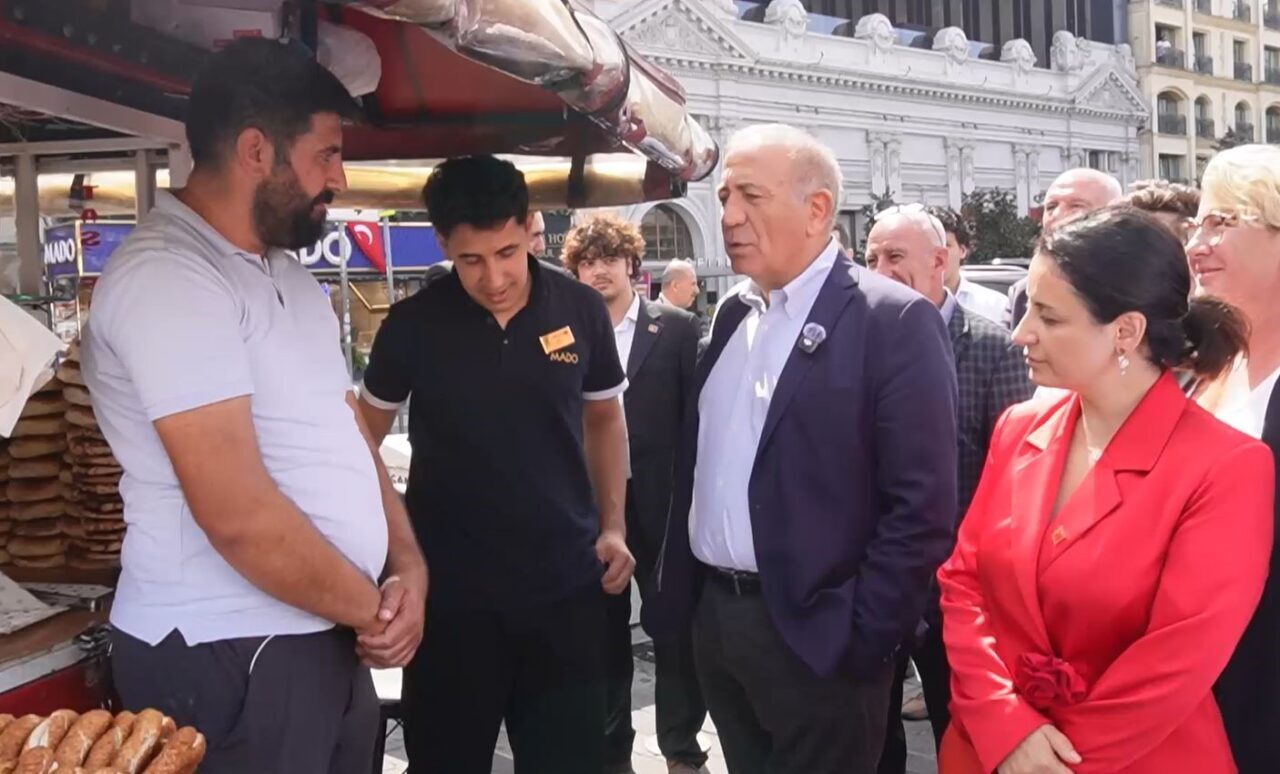 CHP İstanbul İl Başkanı Gürsel Tekin Taksim’de esnaf ve vatandaşlarla buluştu 8 Bülten Medya -