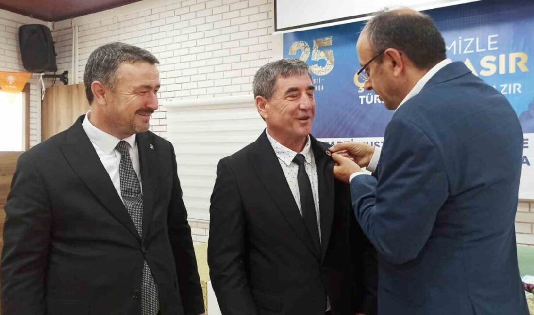 Mustafakemalpaşa’da AK Parti’nin 65. Danışma Meclisi Toplantısı’nda muhtarlara teşekkür belgesi