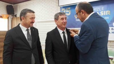 Mustafakemalpaşa’da AK Parti’nin 65. Danışma Meclisi Toplantısı’nda muhtarlara teşekkür belgesi