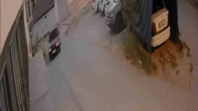 Bursa’nın Osmangazi ilçesinde sokakta oyun oynayan iki çocuk, drift yaparak