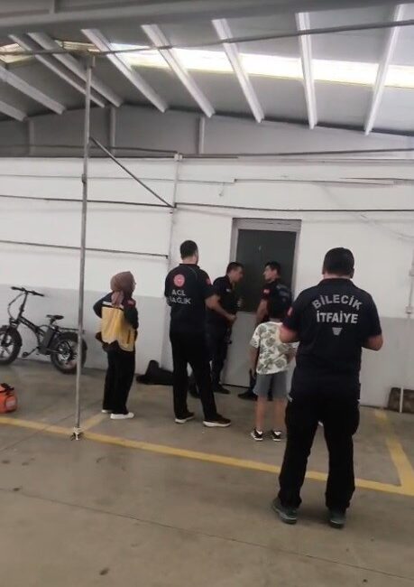Çocukların oyunu az kalsın faciayla sonuçlanacaktı Bilecik Belediyesi’ne ait Kapalı Pazar Alanı’nda oyun oynayan çocuklar, çıktıkları