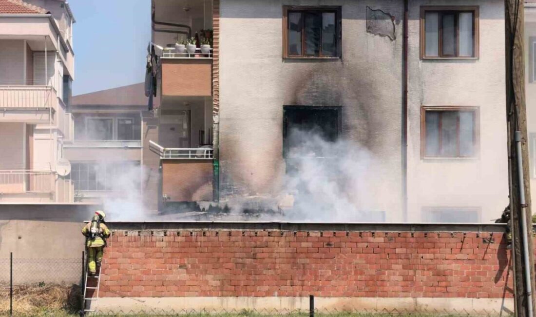 Depoda çıkan yangın apartmanı yakıyordu Bursa’nın İnegöl ilçesinde bir apartmanın bahçesinde bulunan depoda çıkan yangın