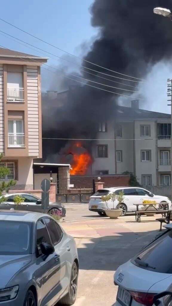 Depoda çıkan yangın apartmanı yakıyordu 15 Bülten Medya -