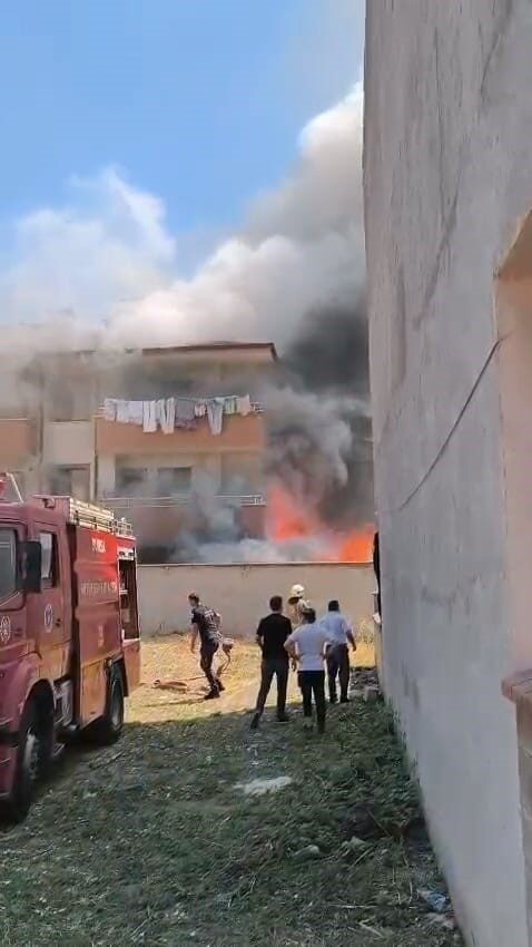 Depoda çıkan yangın apartmanı yakıyordu 16 Bülten Medya -