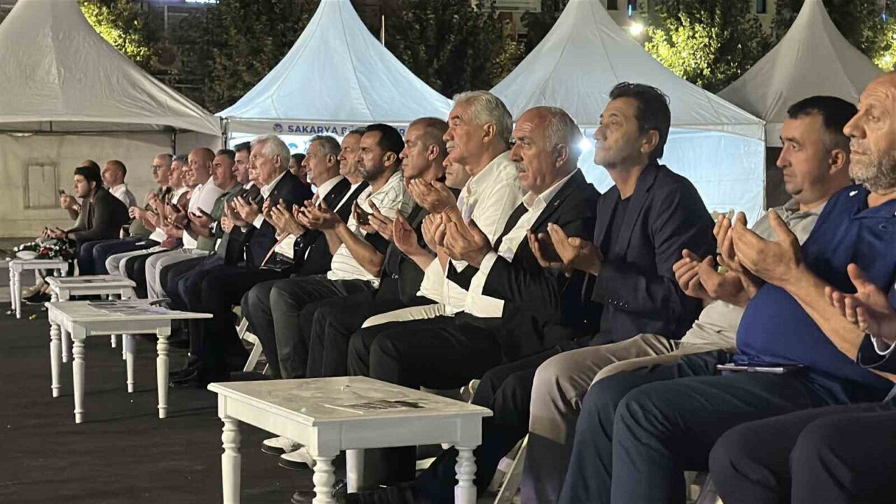 Deprem saati 03.02’de Sakarya’da eller semaya açıldı 20 Bülten Medya -