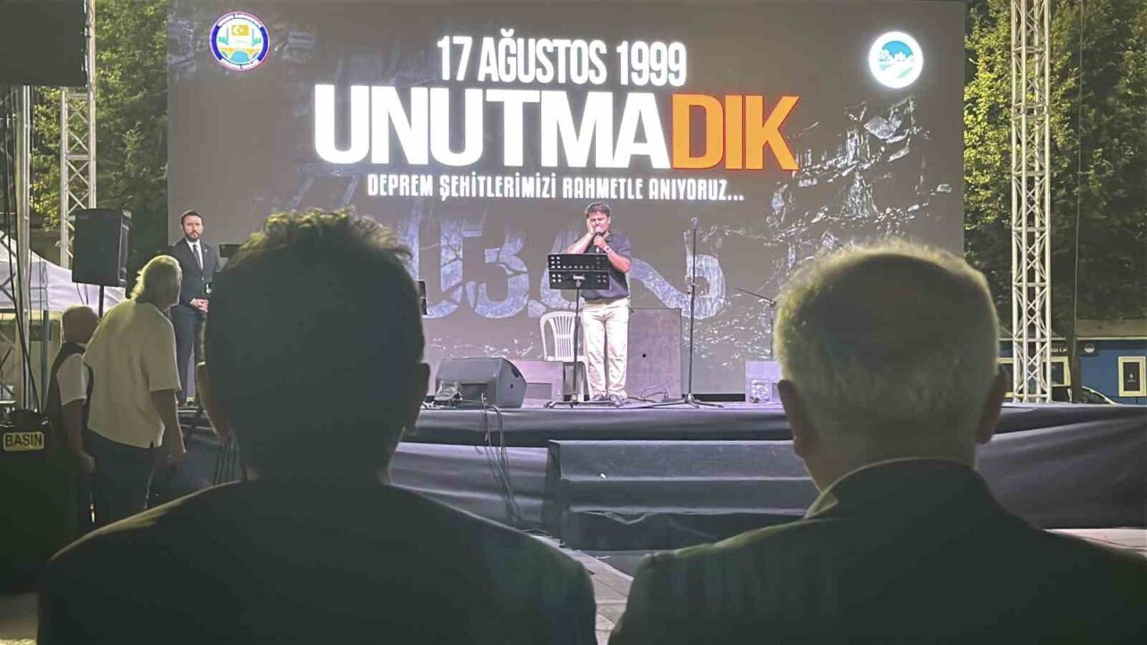 Deprem saati 03.02’de Sakarya’da eller semaya açıldı 16 Bülten Medya -
