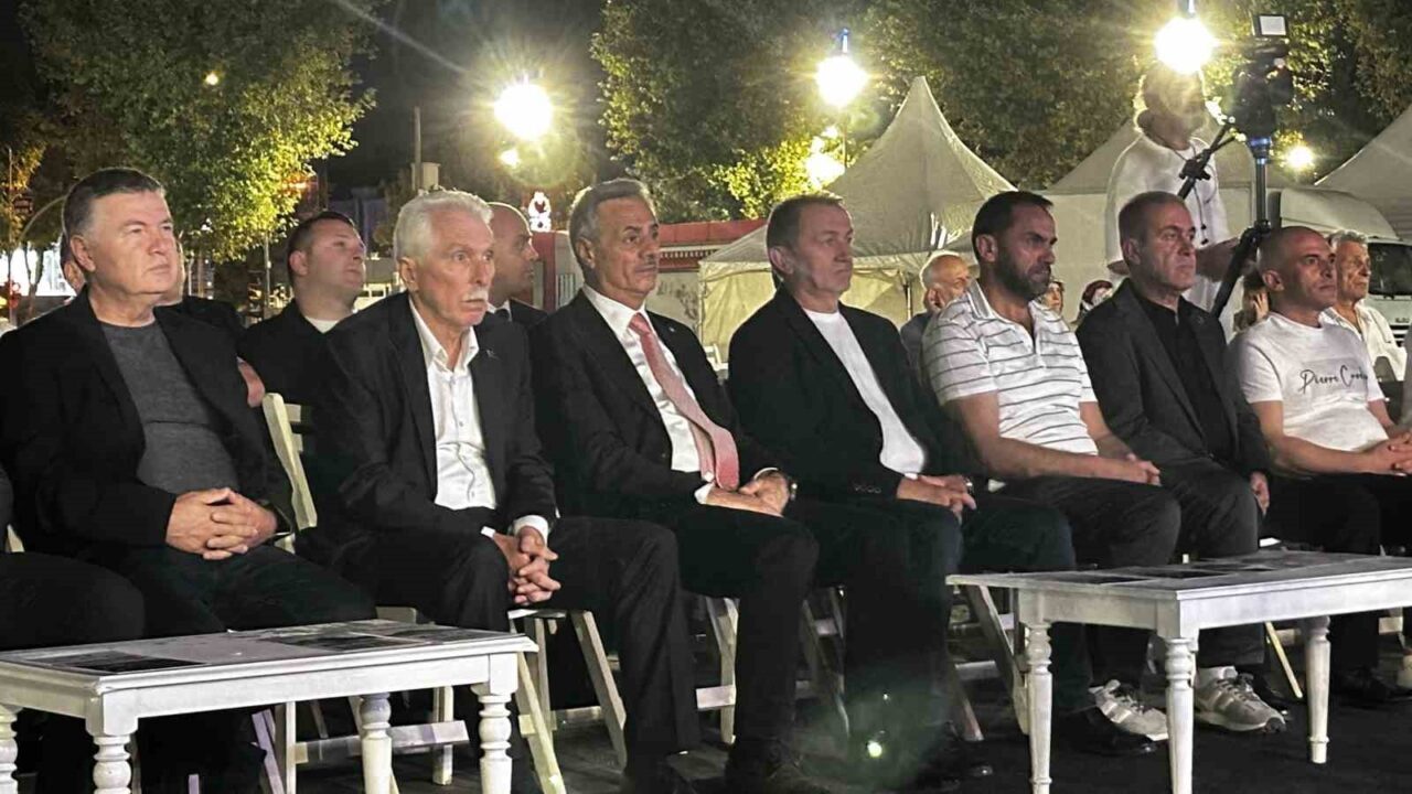 Deprem saati 03.02’de Sakarya’da eller semaya açıldı 17 Bülten Medya -