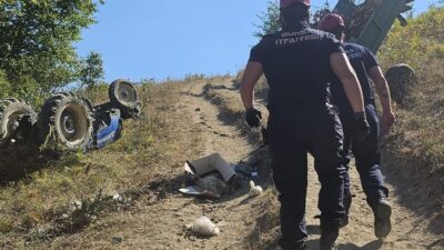 Bursa’nın İnegöl ilçesinde kontrolden çıkarak şarampole devrilen traktörün altında kalan