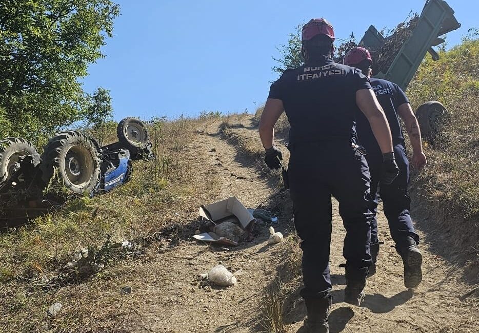 Bursa’nın İnegöl ilçesinde kontrolden çıkarak şarampole devrilen traktörün altında kalan