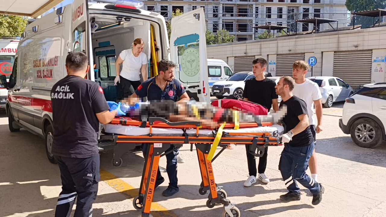 Devrilen traktörün altında kalan sürücü hayatını kaybetti 20 Bülten Medya -