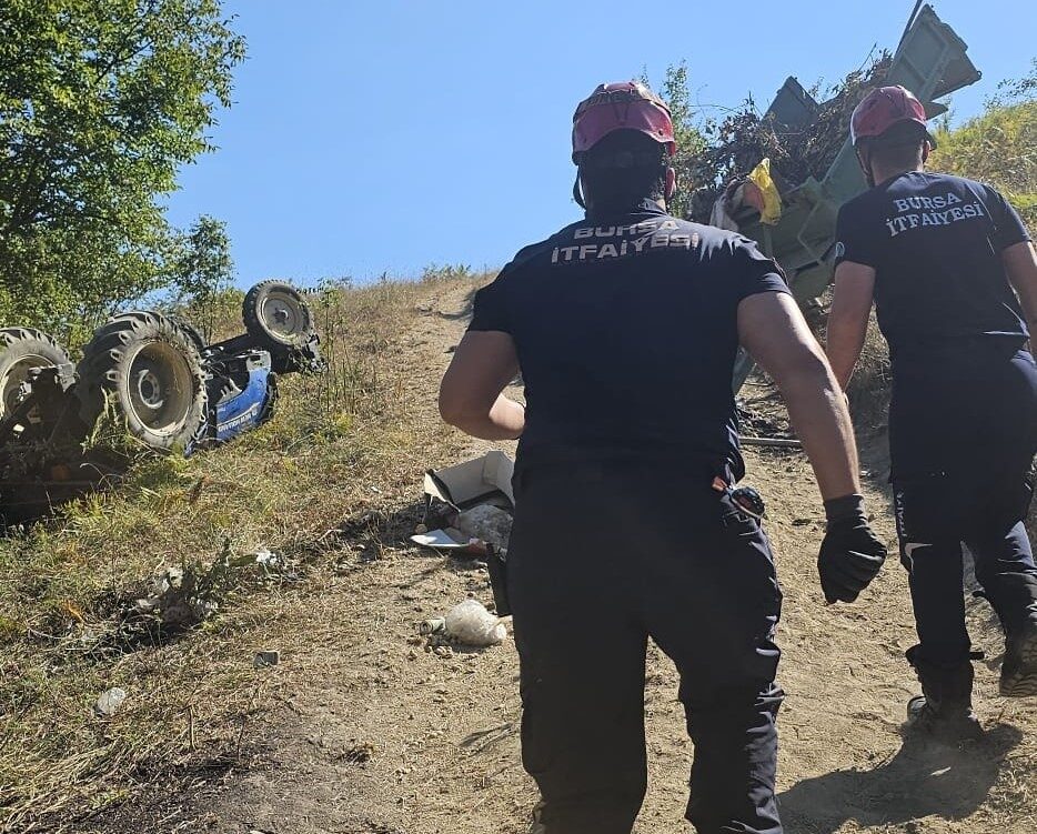 Devrilen traktörün altında kalan sürücü hayatını kaybetti 22 Bülten Medya -