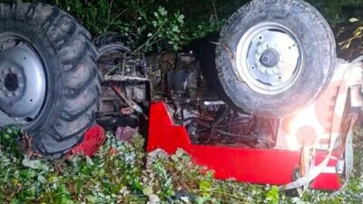 Sakarya’da kontrolden çıkarak devrilen traktörün altında kalan sürücü hayatını kaybetti.
