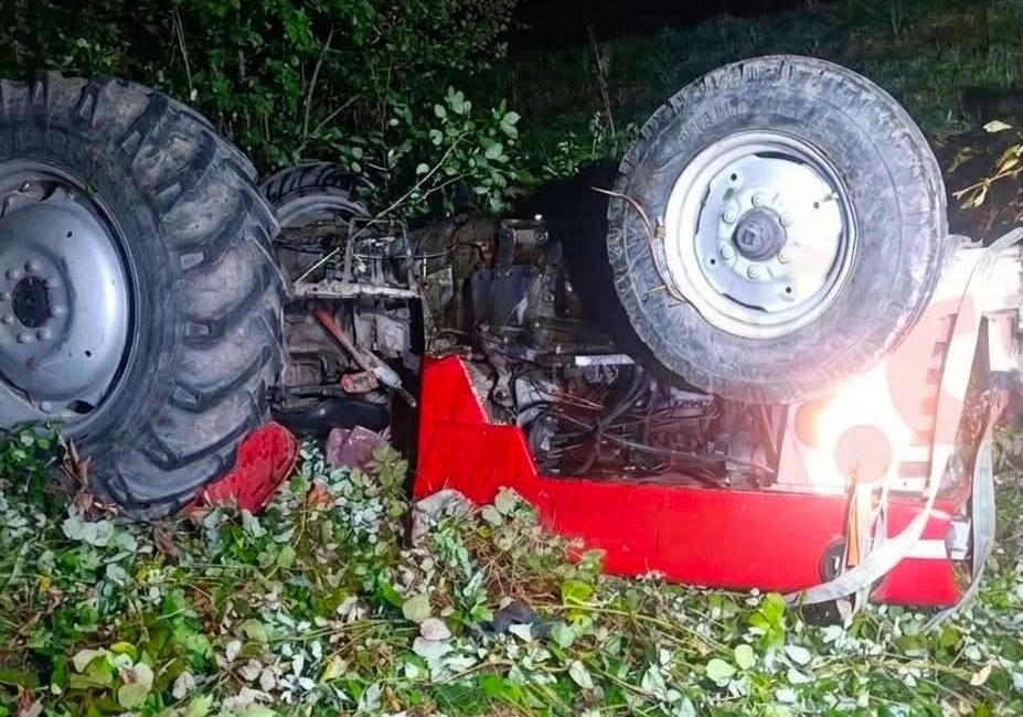 Sakarya’da kontrolden çıkarak devrilen traktörün altında kalan sürücü hayatını kaybetti.
