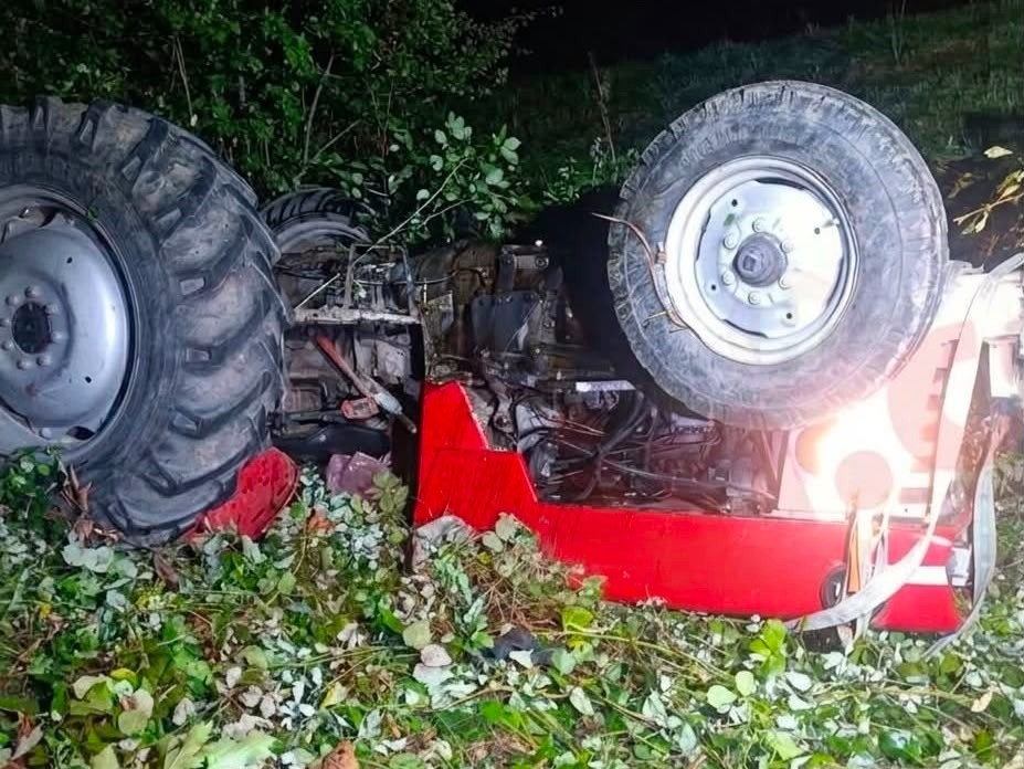 Sakarya’da kontrolden çıkarak devrilen traktörün altında kalan sürücü hayatını kaybetti.
