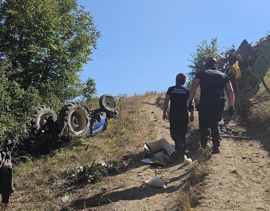 Devrilen traktörün altında kalan sürücü hayatını kaybetti 23 Bülten Medya -